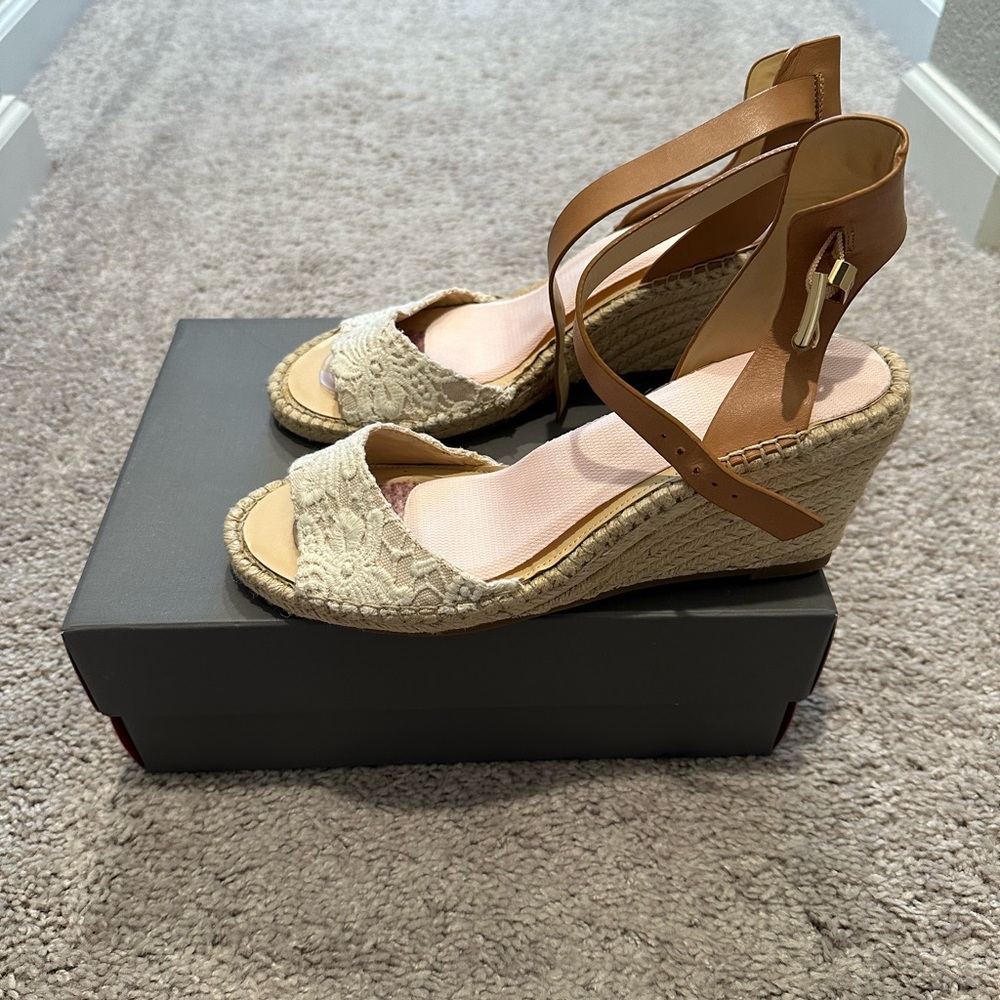 Vince Camuto VP-TESA natural/tan women’s heels/wedges size 10